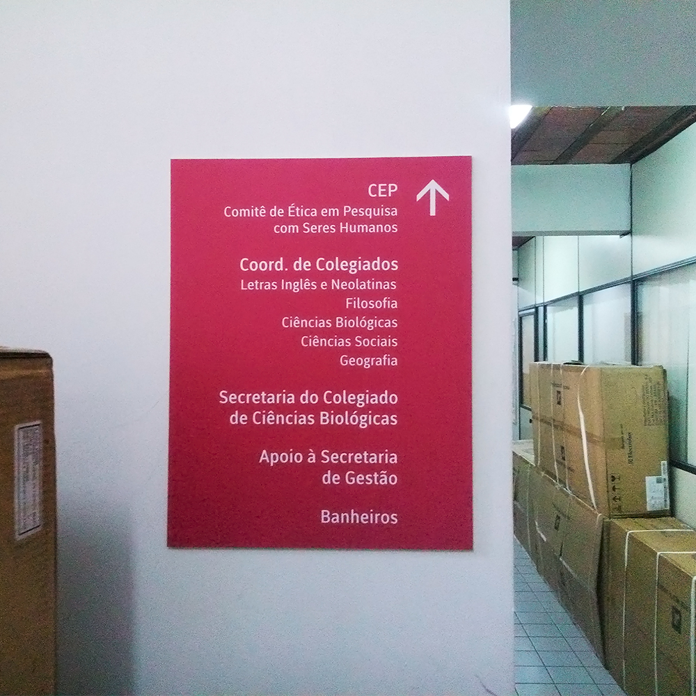 [Sinalização CEP] Instalação final da placa direcional do corredor do térreo, a placa indica a sala do CEP e outras salas do Prédio Administrativo que também funcionam no corredor.